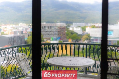 Penthouse Studio w/Mountain View and Balcony