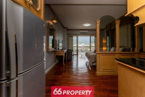Penthouse Studio w/Mountain View and Balcony