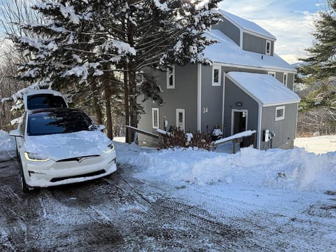 Mount Snow Vista Cabin • Hot Tub & Sauna