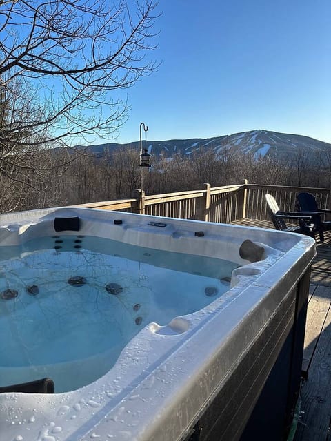 Mount Snow Vista Cabin • Hot Tub & Sauna