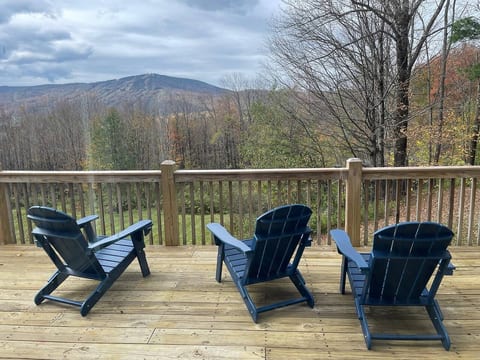 Mount Snow Vista Cabin • Hot Tub & Sauna