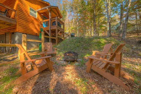 Your Escape Awaits! King Bed & Dog Yard for the pups!