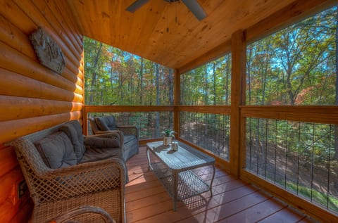 Your Escape Awaits! King Bed & Dog Yard for the pups!
