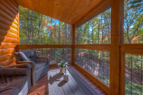 Your Escape Awaits! King Bed & Dog Yard for the pups!