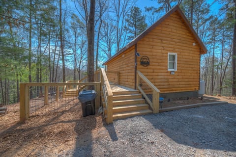 Tiny cabin - Big Amenities - King Bed - Secure Dog Yard