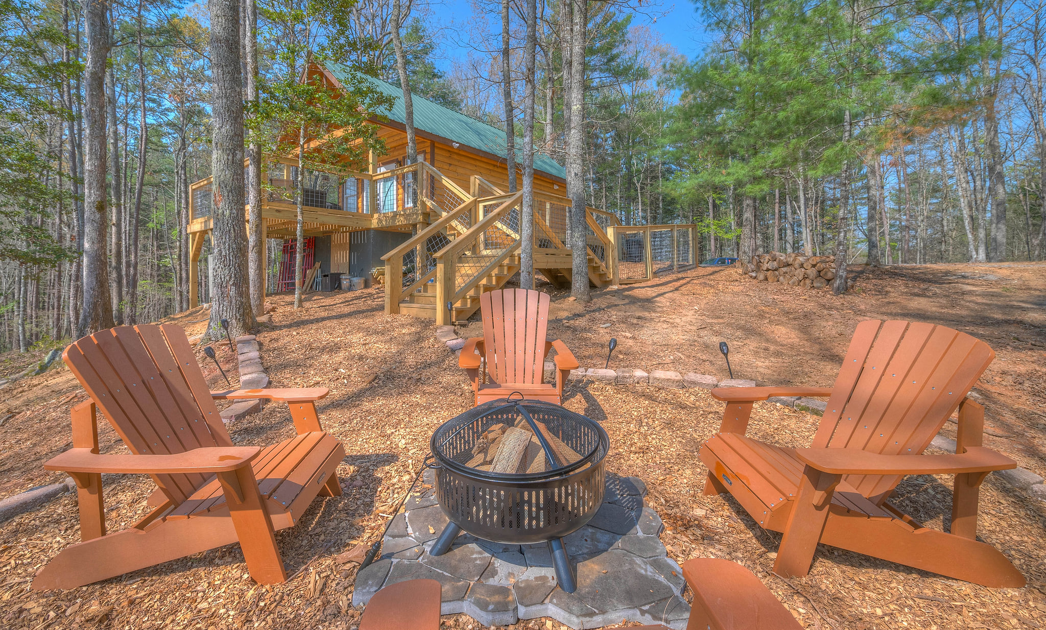 Tiny cabin - Big Amenities - King Bed - Secure Dog Yard