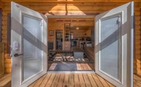 Tiny cabin - Big Amenities - King Bed - Secure Dog Yard