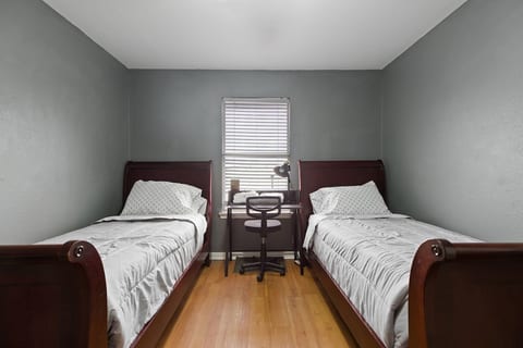 Discover the thrilling transformation of twin beds into a spacious king! Perfect for contractors desiring separate beds or families with young kids seeking ultimate flexibility and excitement in their sleeping arrangements!