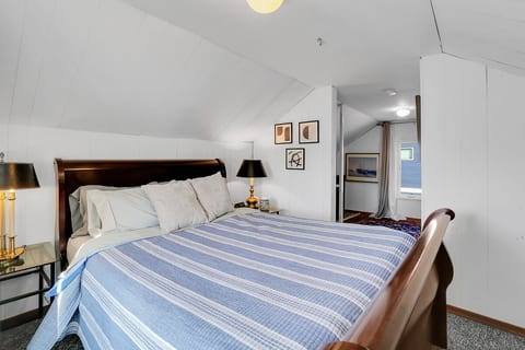 Top floor bedroom and small work / study space