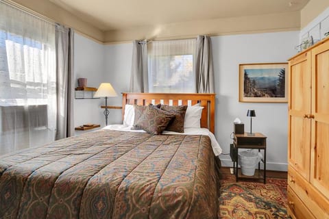 Main floor bedroom, queen bed and TV. Very comfortable. Its a DUX bed.