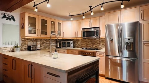 Arnold’s Cozy Cabin– Modern Stay Near Bear Valley