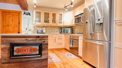 Arnold’s Cozy Cabin– Modern Stay Near Bear Valley