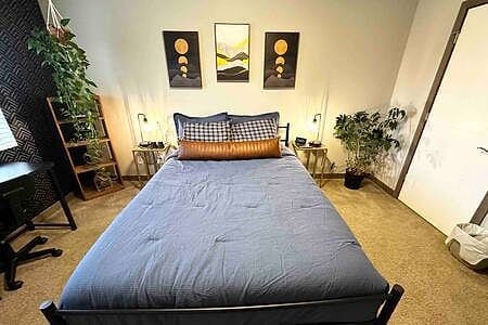 Cozy private bedroom w/ access to the entire house