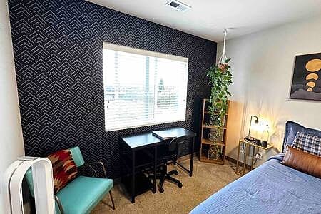 Cozy private bedroom w/ access to the entire house