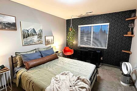 Lovely private bedroom w/ access to entire house