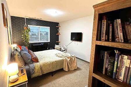 Lovely private bedroom w/ access to entire house