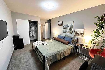 Lovely private bedroom w/ access to entire house