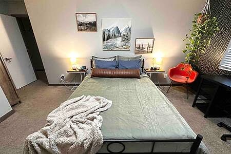 Lovely private bedroom w/ access to entire house