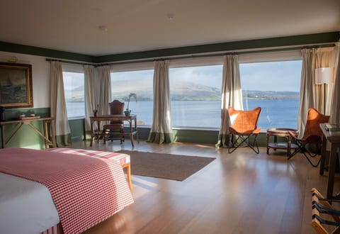 Suite Double Bedroom with Panoramic Lake View