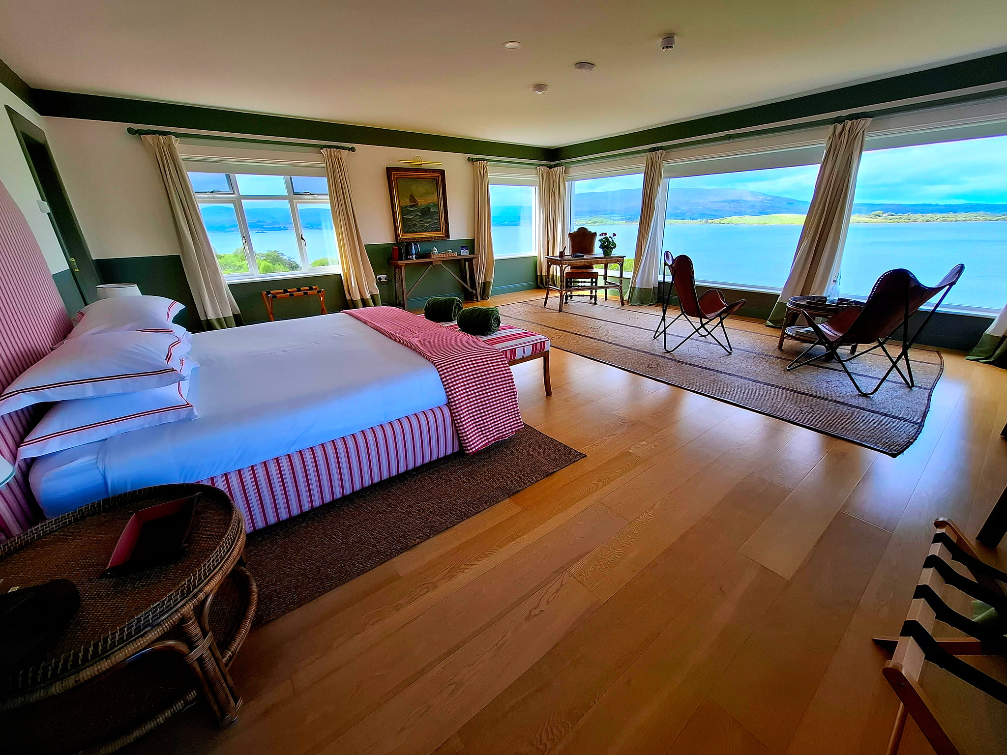 Suite Double Bedroom with Panoramic Lake View