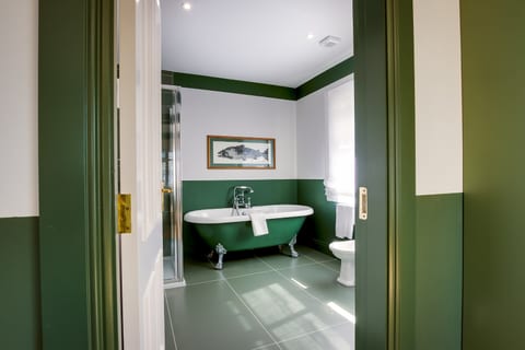 Deluxe Twin Bedroom with Lake View1