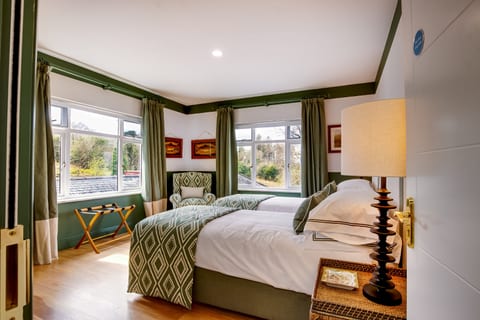 Deluxe Twin Bedroom with Lake View1