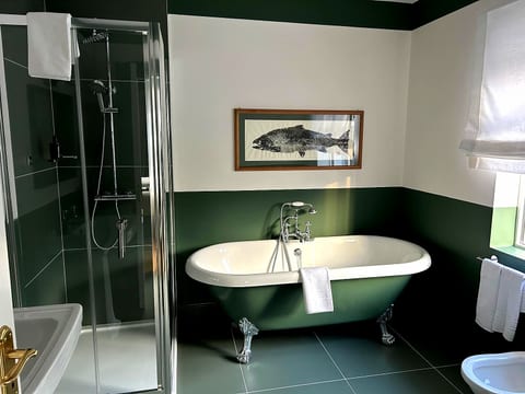 Deluxe Twin Bedroom with Lake View1