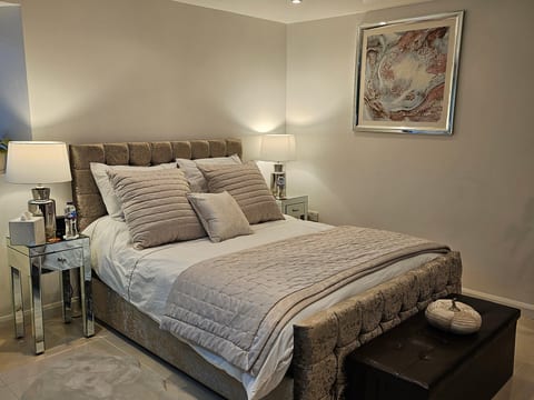 Beautiful One Bed Studio Flat (dog friendly)