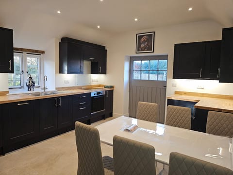 Sleeps 14, Stunning, Dog Friendly, Hot Tub,Rural