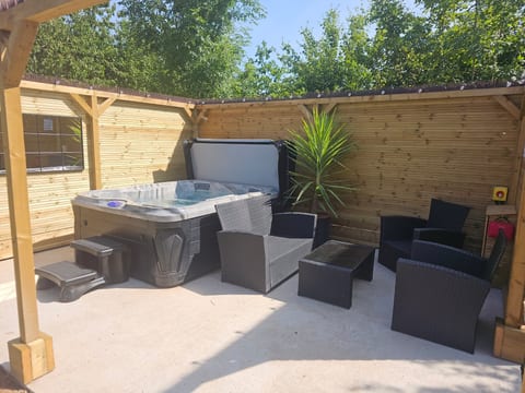 Sleeps 14, Stunning, Dog Friendly, Hot Tub,Rural