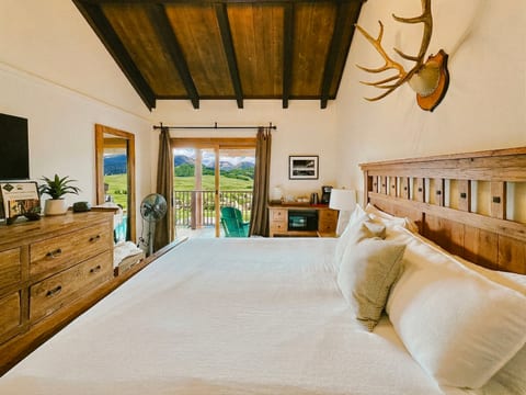 1BD at Trailhead • Top Floor • Mtn Views