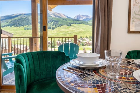 1BD at Trailhead • Top Floor • Mtn Views