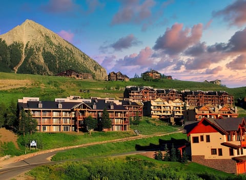 1BD at Trailhead • Top Floor • Mtn Views