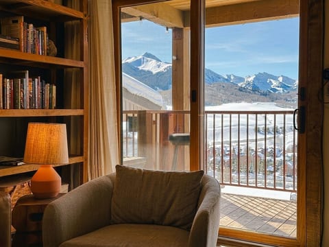 Mountain Views, 3BR, HotTub & Ski Access
