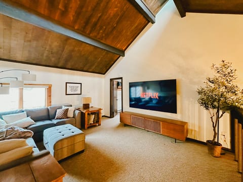 Trailside 3BR Top-Floor Views and Sauna