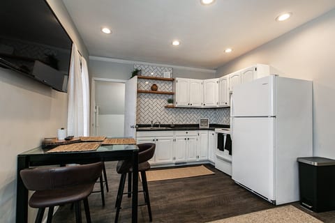 Charming Getaway w/ Cozy decor & modern amenities
