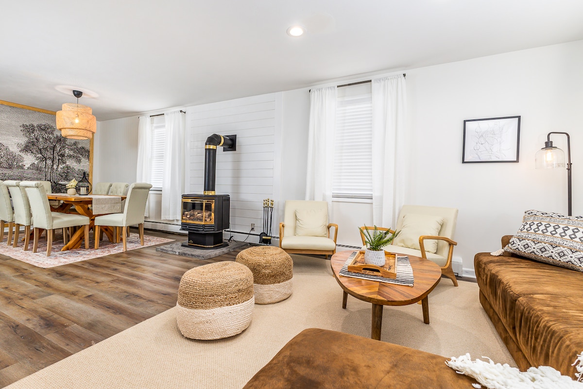 Spacious river-view cottage w/ 4BR 2BA + parking image 1