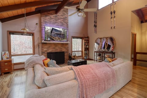4-Bedroom+Loft-Sauna-Pool table-Bar-2 Fireplaces image 3