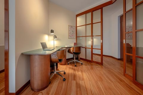 Spacious Saldanha Flat w/ Private Deck, Near Metro