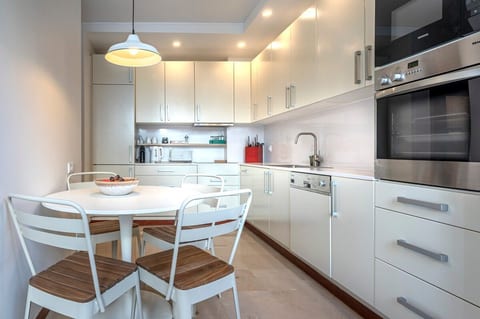 Spacious Saldanha Flat w/ Private Deck, Near Metro