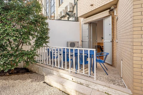 Spacious Saldanha Flat w/ Private Deck, Near Metro
