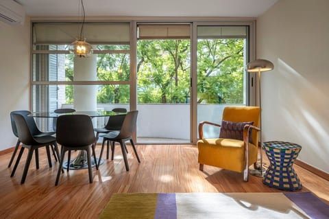 Dining Area: Bright and vibrant space with tree views, perfect for meals and memories!