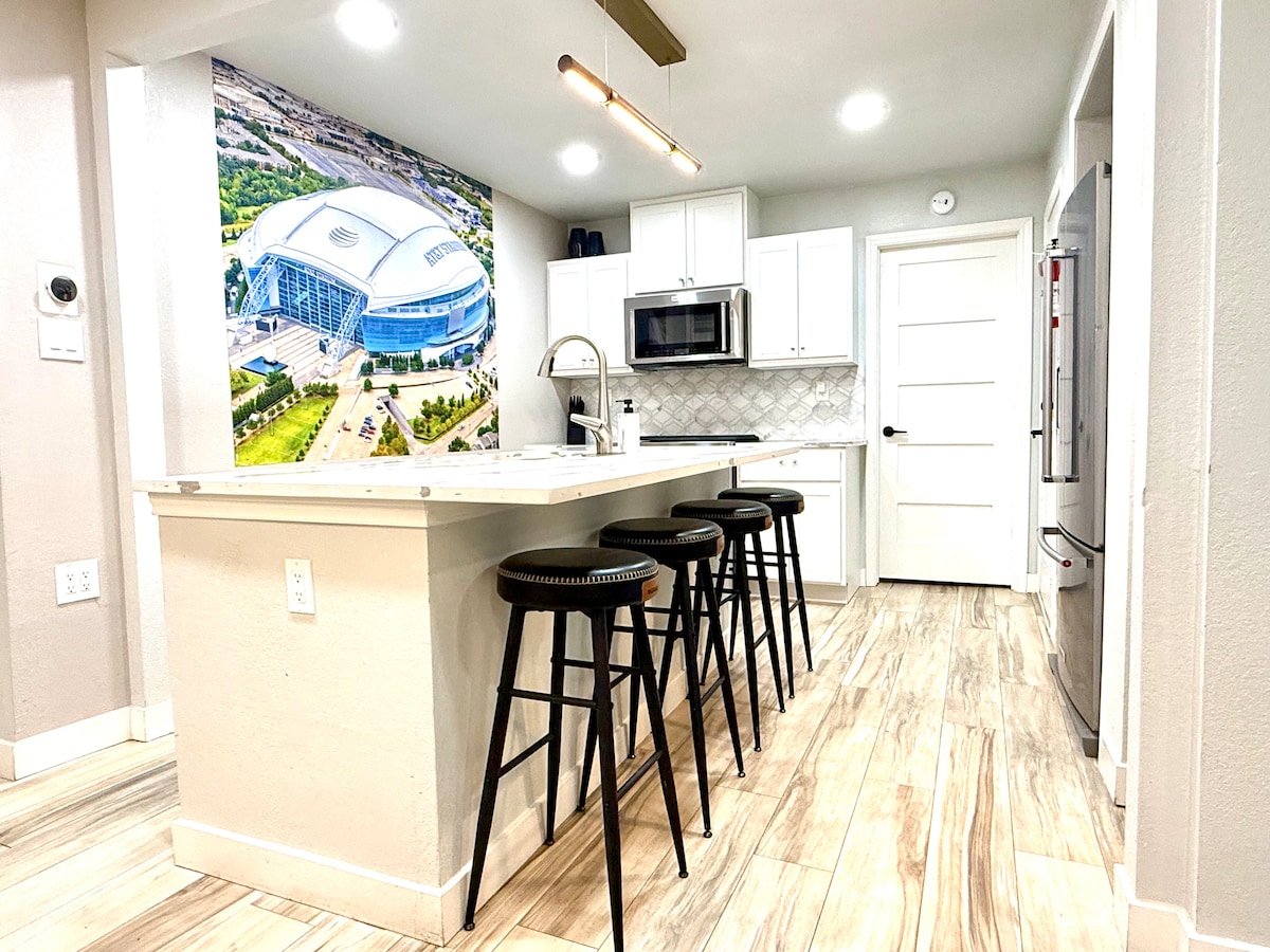 Stadium Retreat/4bdrm/2bthrms/8beds/jacuzzi/arcade image 1