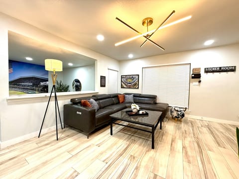Stadium Retreat/4bdrm/2bthrms/8beds/jacuzzi/arcade image 3