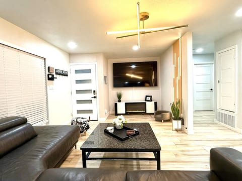 Stadium Retreat/4bdrm/2bthrms/8beds/jacuzzi/arcade image 2