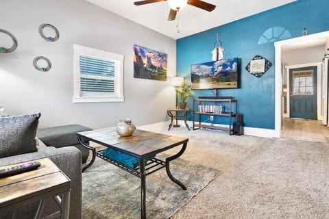 Cozy Downtown Retreat with Private Yard, Fire Pit, Queen Suite, Full Kitchen, Office Space, Fast WiFi, and Easy Walk to Restaurants and Local Trails