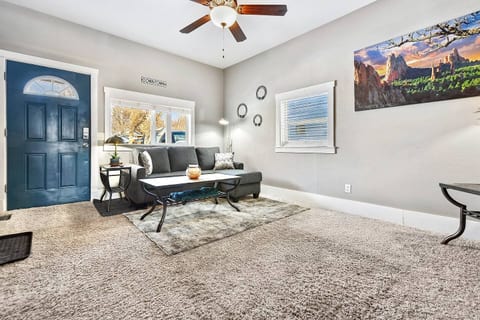 Cozy Downtown Retreat with Private Yard, Fire Pit, Queen Suite, Full Kitchen, Office Space, Fast WiFi, and Easy Walk to Restaurants and Local Trails