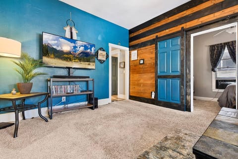 Cozy Downtown Retreat with Private Yard, Fire Pit, Queen Suite, Full Kitchen, Office Space, Fast WiFi, and Easy Walk to Restaurants and Local Trails
