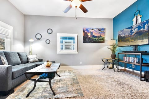 Cozy Downtown Retreat with Private Yard, Fire Pit, Queen Suite, Full Kitchen, Office Space, Fast WiFi, and Easy Walk to Restaurants and Local Trails