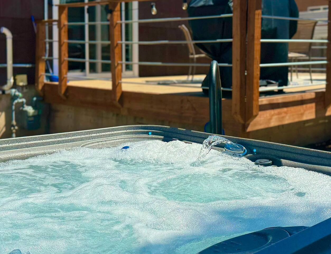 Brand-new hot tub for your enjoyment under the stars, fully fenced, private back yard.